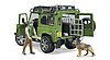 Land Rover Defender con guardia forestale e cane