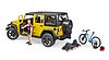 Jeep Wrangler Rubicon con ciclista con bicicleta