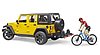 Jeep Wrangler Rubicon con mountain bike e ciclista
