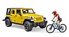 Jeep Wrangler Rubicon con ciclista con bicicleta