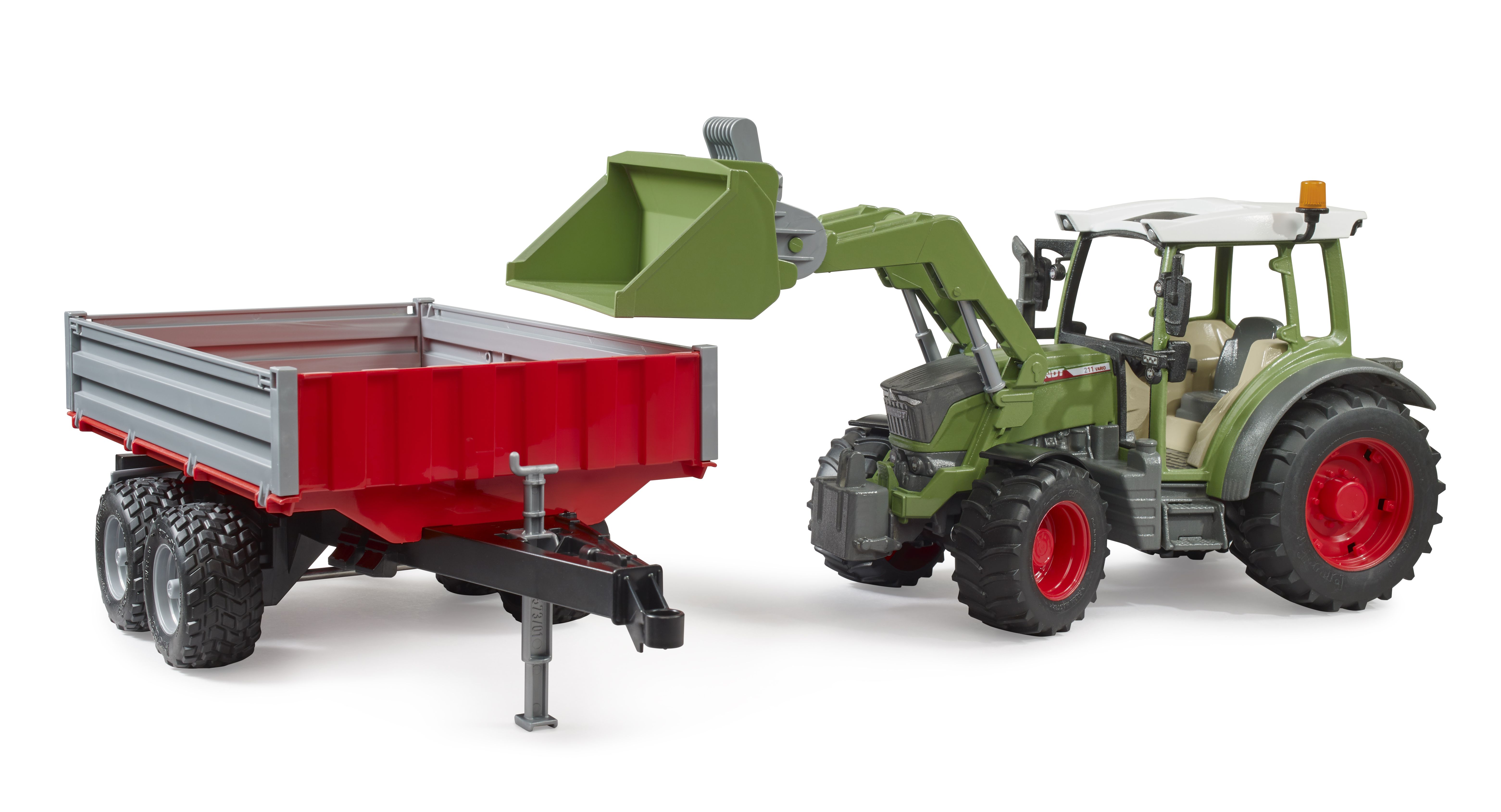 Fendt Vario 211 con cargador y remolque
