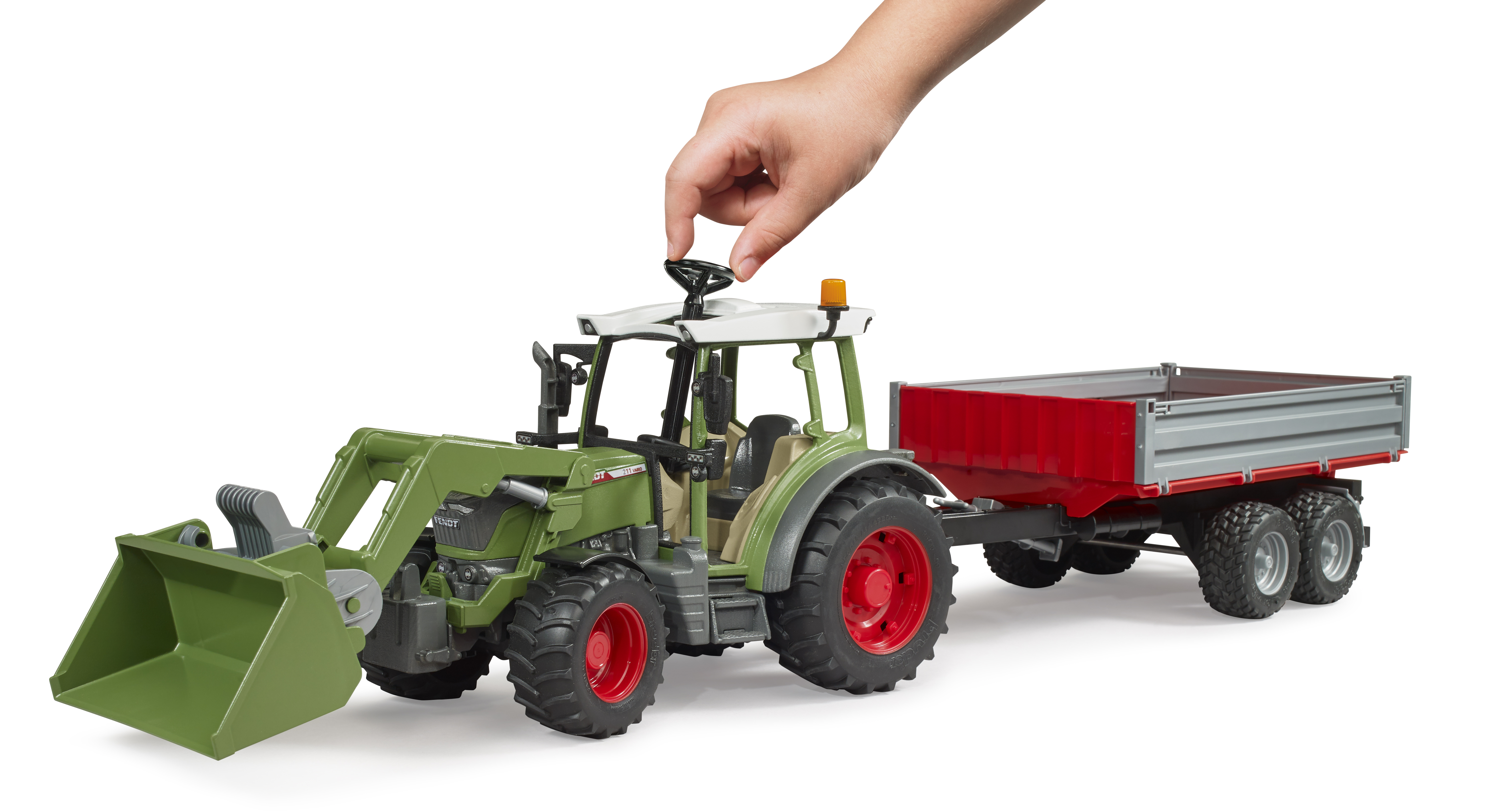 Fendt Vario 211 con cargador y remolque