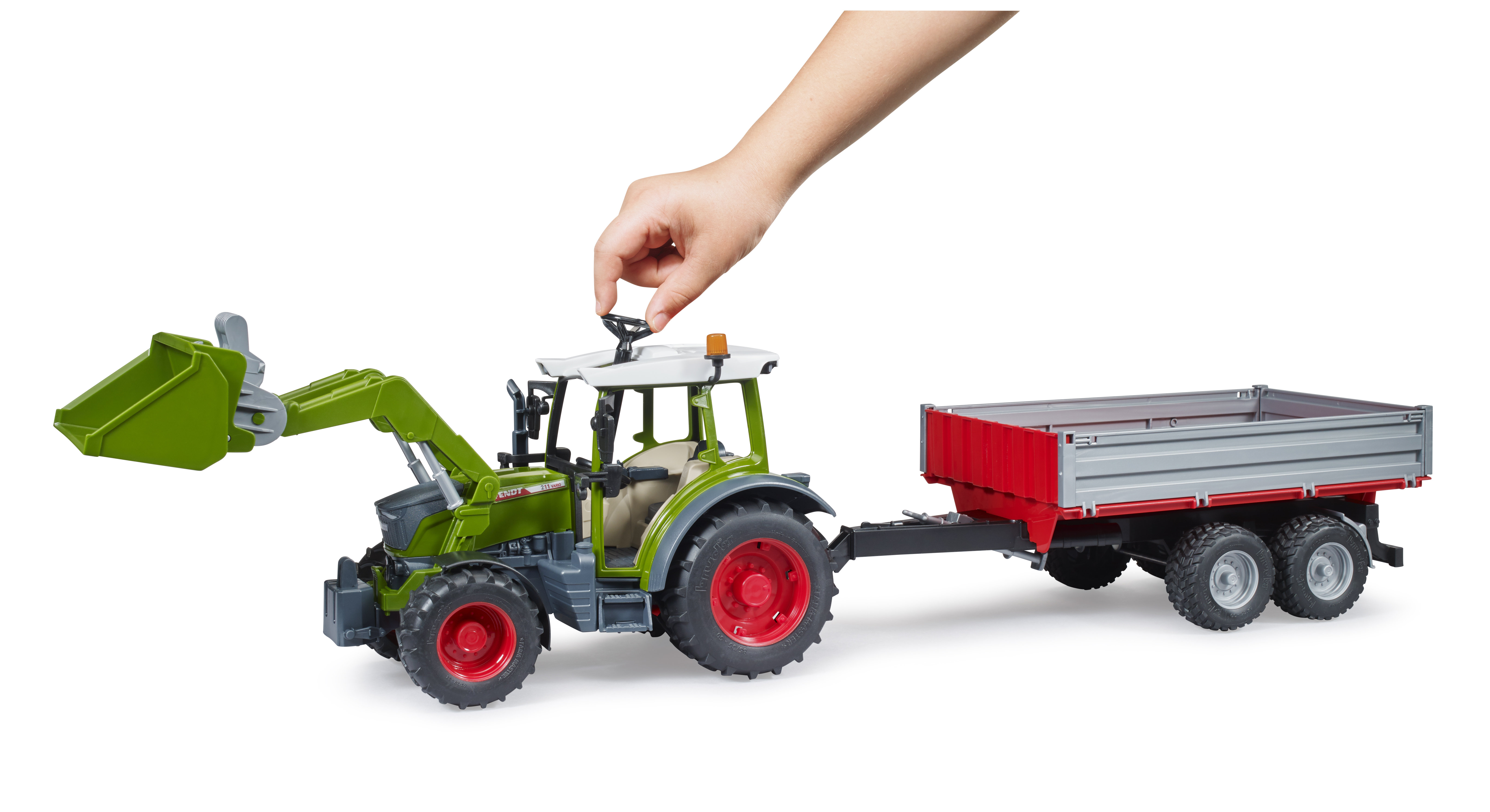 Fendt Vario 211 con cargador y remolque