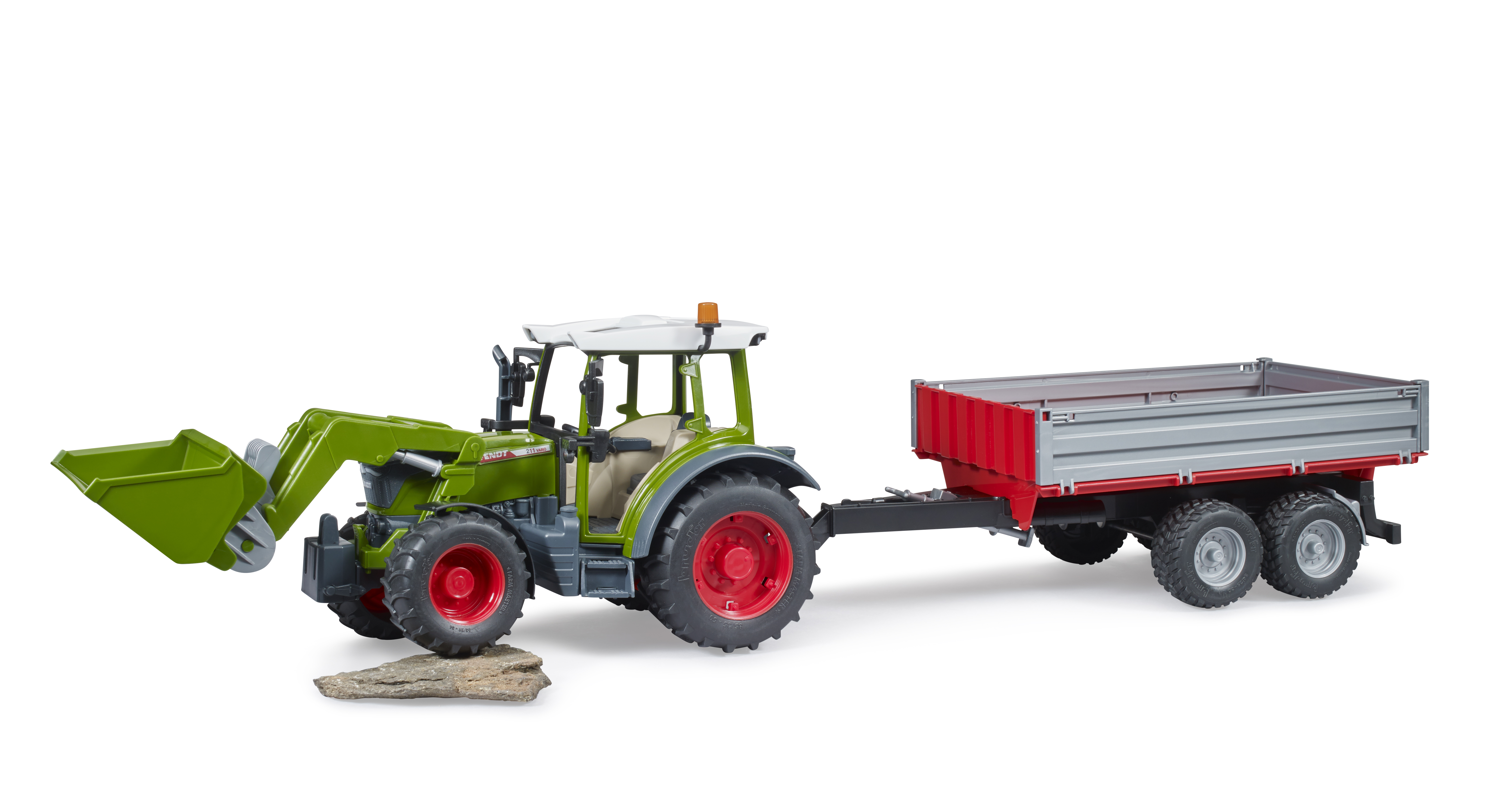 Fendt Vario 211 con cargador y remolque