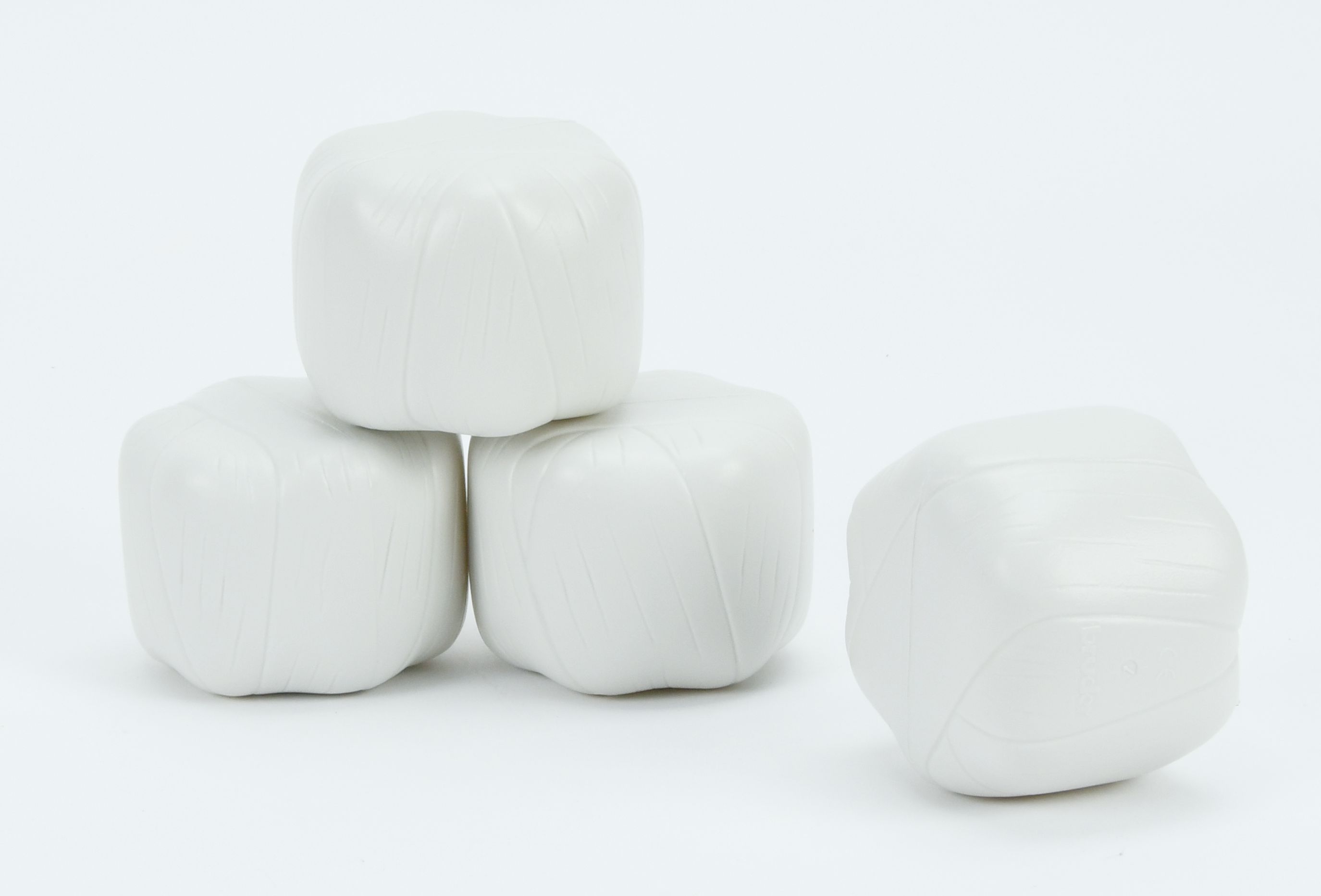 4 balles rondes enrubannées